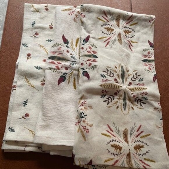 SIMONS Bundle - Fall Leaves and Feathers Napkins set of 4 and 3 Tea Towels - Picture 7 of 7
